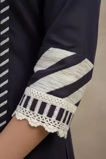 Women Printed Regular Thread Work Kurta with Trousers & With Dupatta
