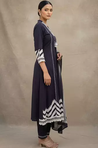 Women Printed Regular Thread Work Kurta with Trousers & With Dupatta