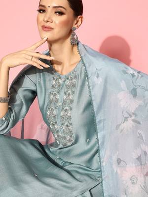 Floral Embroidered Regular Beads & Stones Kurta with Trousers & Dupatta 3