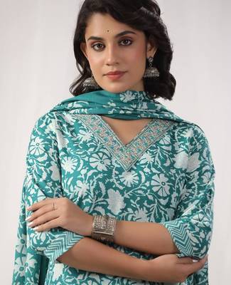 Women Floral Printed Regular Kurta with Trousers & With Dupatta 2
