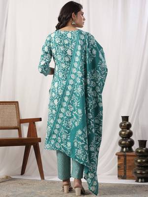 Women Floral Printed Regular Kurta with Trousers & With Dupatta 5