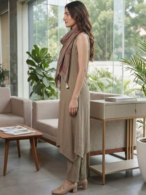 Women Regular Kurta with Trousers & With Dupatta 4