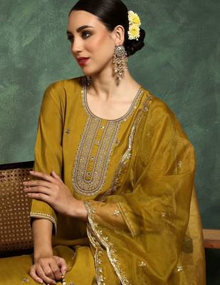 Women Ethnic Motifs Printed Kurta with Trouser & Dupatta 2