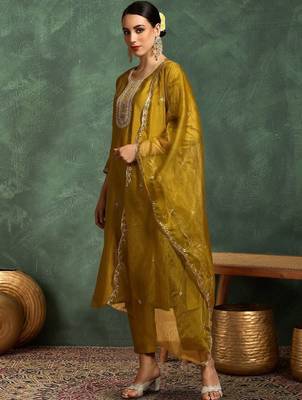 Women Ethnic Motifs Printed Kurta with Trouser & Dupatta 3