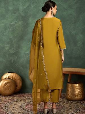 Women Ethnic Motifs Printed Kurta with Trouser & Dupatta 4