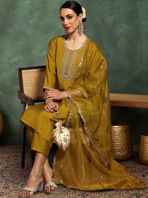 Women Ethnic Motifs Printed Kurta with Trouser & Dupatta 5