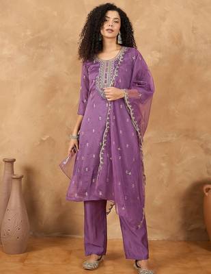 Women Ethnic Motifs Embroidered Kurta with Trouser & Dupatta 1
