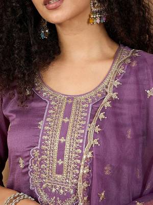 Women Ethnic Motifs Embroidered Kurta with Trouser & Dupatta 2