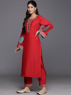Floral Yoke Design Sequinned Kurta With Trousers & Dupatta 5