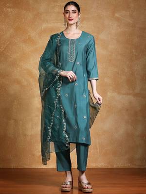 Women Floral Embroidered Regular Thread Work Kurta with Trousers & Dupatta 1