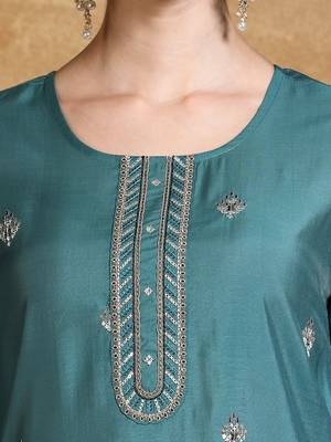 Women Floral Embroidered Regular Thread Work Kurta with Trousers & Dupatta 2