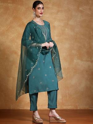 Women Floral Embroidered Regular Thread Work Kurta with Trousers & Dupatta 3
