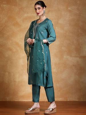 Women Floral Embroidered Regular Thread Work Kurta with Trousers & Dupatta 4