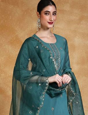 Women Floral Embroidered Regular Thread Work Kurta with Trousers & Dupatta 6
