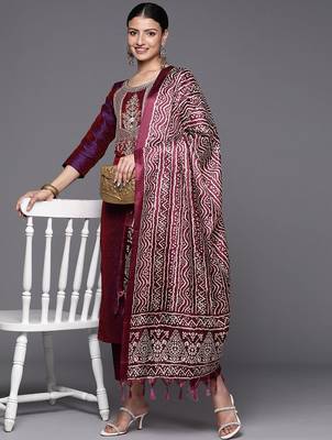 Geometric Woven Design Thread and Zari Work Straight Kurta with Trousers & Dupatta 7