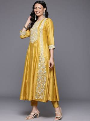 Floral Embroidered Thread Work Kurta With Trousers & Dupatta 5