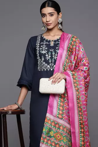 Women Floral Embroidered Regular Kurta with Trousers & With Dupatta