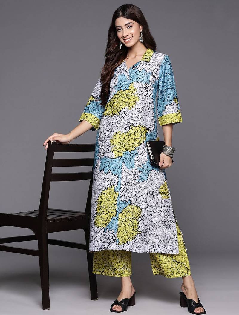 Women Printed Regular Kurta with Trousers