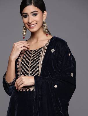 Zari Embroidered velvet Kurta with Trouser and Dupatta 2