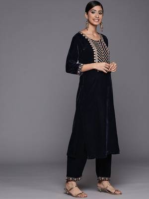 Zari Embroidered velvet Kurta with Trouser and Dupatta 6