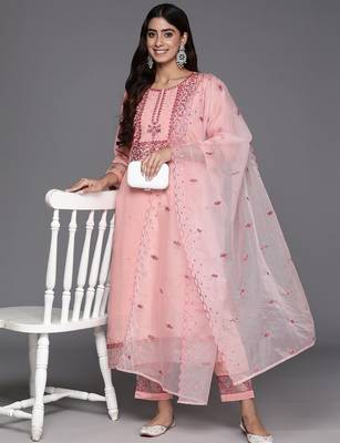 Floral Embroidered Regular Sequinned Kurta with Trousers & Dupatta 7