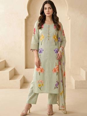 Women Floral Printed Regular Kurta with Trousers & With Dupatta 1