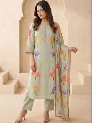 Women Floral Printed Regular Kurta with Trousers & With Dupatta 3