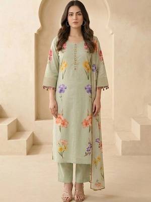 Women Floral Printed Regular Kurta with Trousers & With Dupatta 4