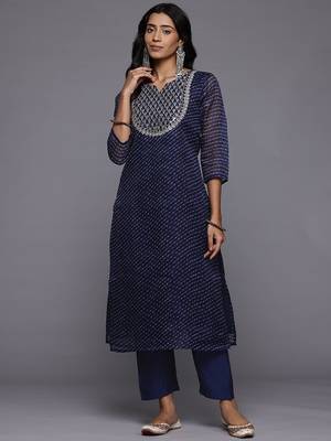 Leheriya Printed Regular Kurta with Trousers 5