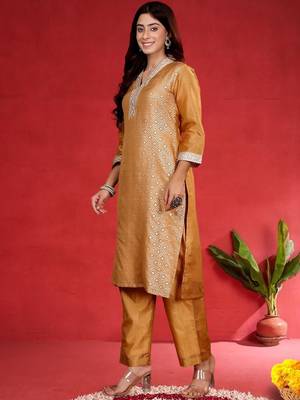 Geometric Printed Gotta Patti V-Neck Straight Kurta With Trousers & Dupatta 4