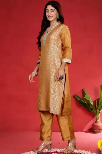 Geometric Printed Gotta Patti V-Neck Straight Kurta With Trousers & Dupatta