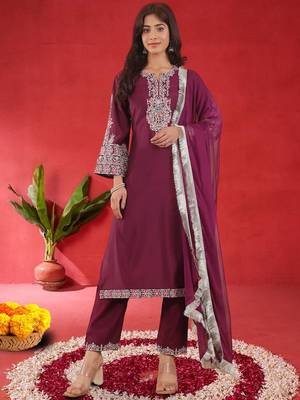 Floral Embroidered Notch Neck Zari Straight Kurta With Trousers And Dupatta 1