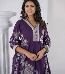 Women Printed Regular Thread Work Pure Cotton Kurta with Trousers & With Dupatta