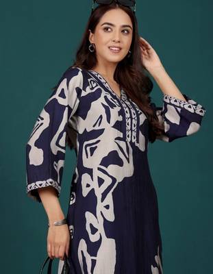 Women Floral Printed Regular Chanderi Silk Kurta with Trousers 2