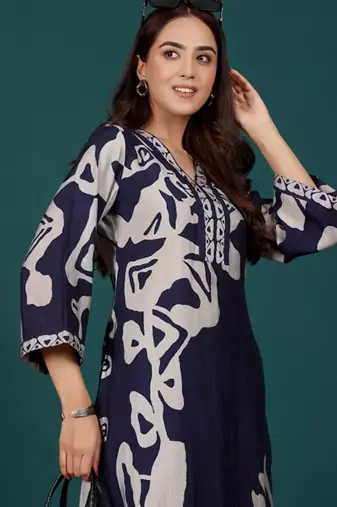 Women Floral Printed Regular Chanderi Silk Kurta with Trousers