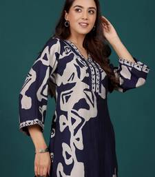 Women Floral Printed Regular Chanderi Silk Kurta with Trousers