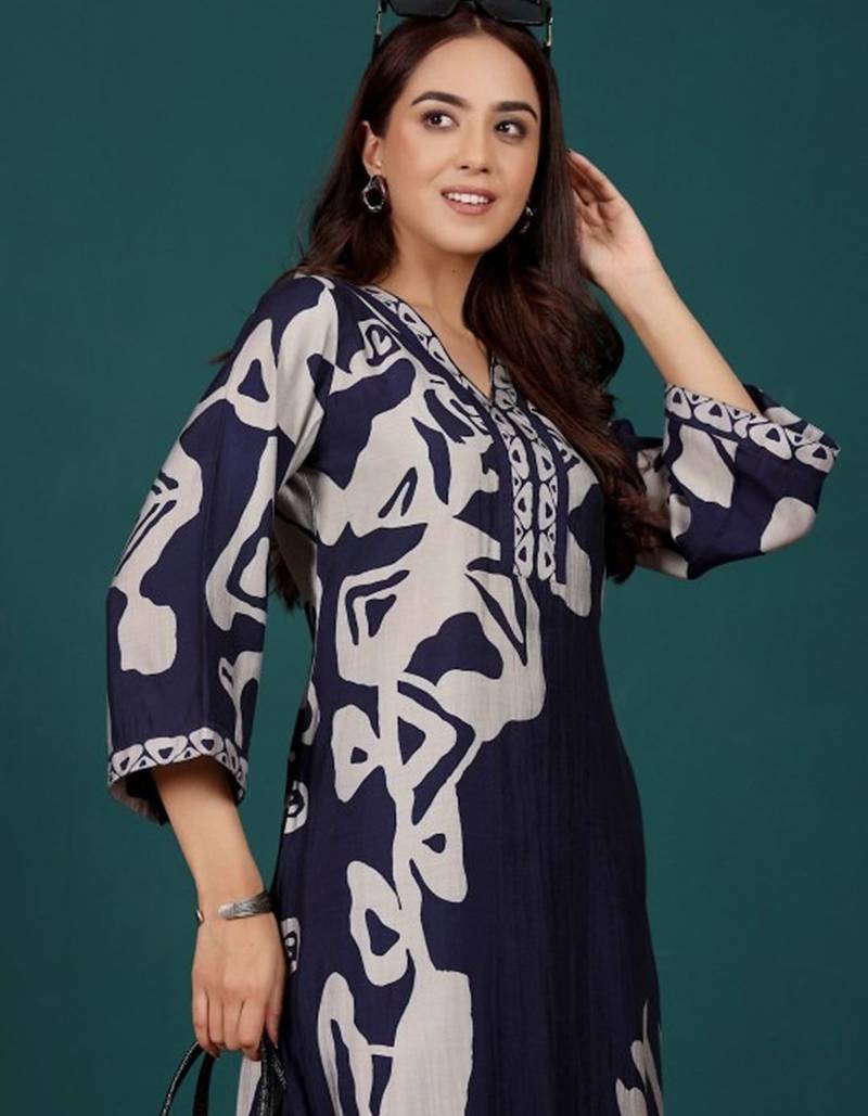 Women Floral Printed Regular Chanderi Silk Kurta with Trousers