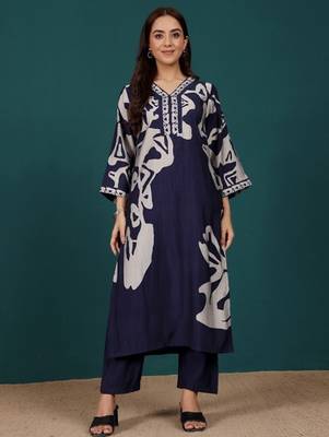 Women Floral Printed Regular Chanderi Silk Kurta with Trousers 3