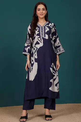 Women Floral Printed Regular Chanderi Silk Kurta with Trousers