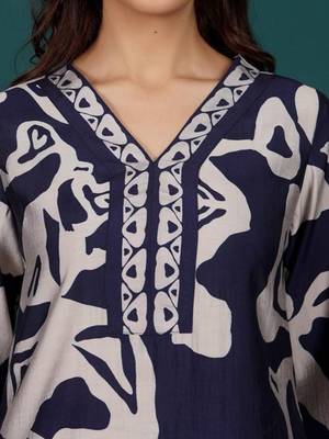 Women Floral Printed Regular Chanderi Silk Kurta with Trousers 4