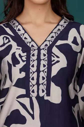 Women Floral Printed Regular Chanderi Silk Kurta with Trousers