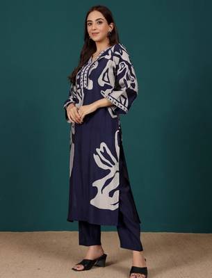 Women Floral Printed Regular Chanderi Silk Kurta with Trousers 6