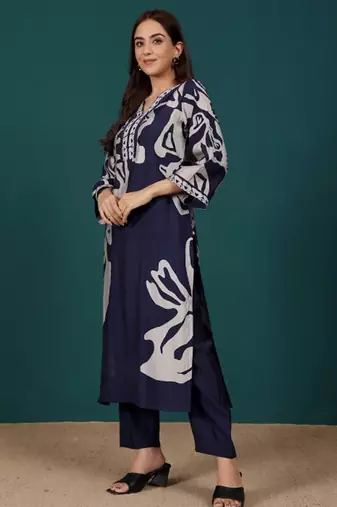 Women Floral Printed Regular Chanderi Silk Kurta with Trousers