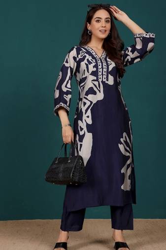 Women Floral Printed Regular Chanderi Silk Kurta with Trousers