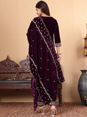 Purple Floral Embroidered Sequinned Velvet Straight Kurta with Trousers & Dupatta 6