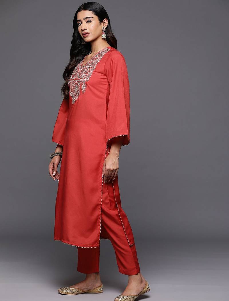 Floral Yoke Design V-Neck Thread Work Straight Kurta With Trousers & Dupatta