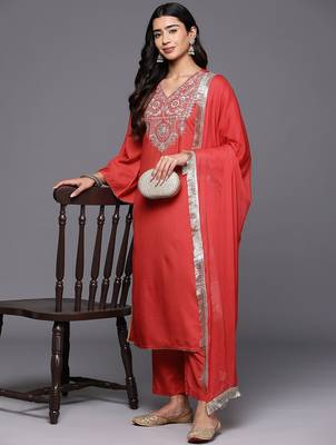 Floral Yoke Design V-Neck Thread Work Straight Kurta With Trousers & Dupatta 7
