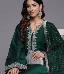 Women Floral Embroidered Regular Kurta with Trousers & With Dupatta