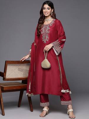 Floral Embroidered Zari Kurta with Trousers & Dupatta 8