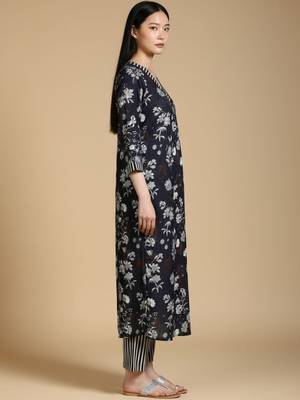 Floral Printed V-Neck Kurta With Trousers 2